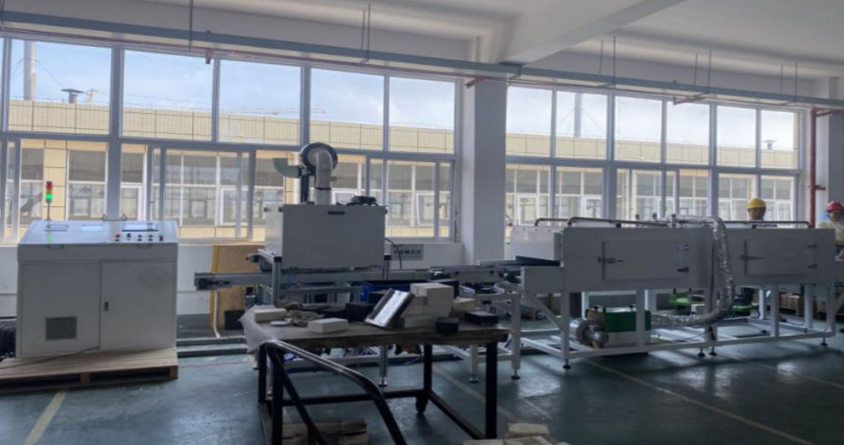 KU酷游官网特瓷陶瓷橡胶复合衬板硫化喷胶线