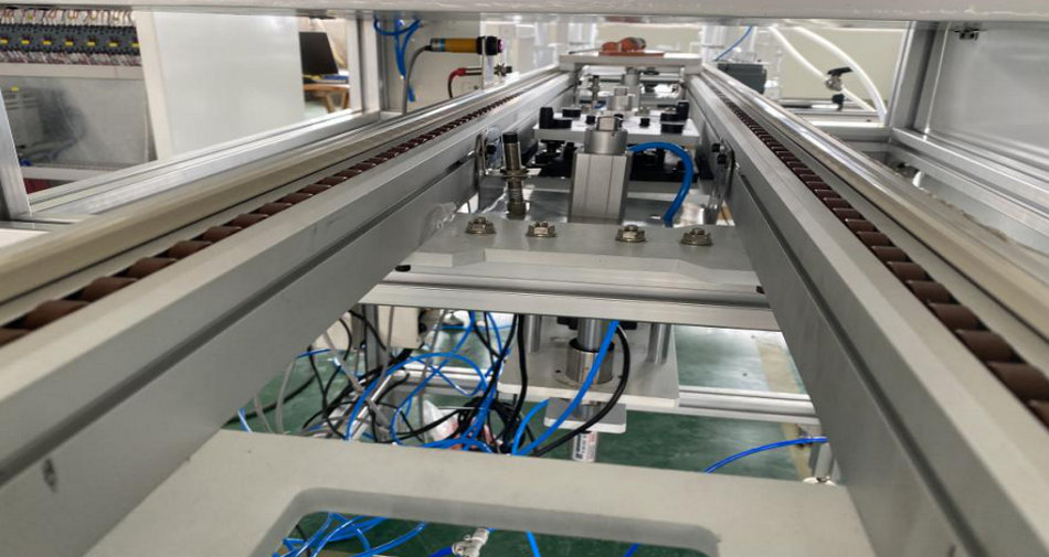 KU酷游官网特瓷陶瓷橡胶复合衬板硫化喷胶线